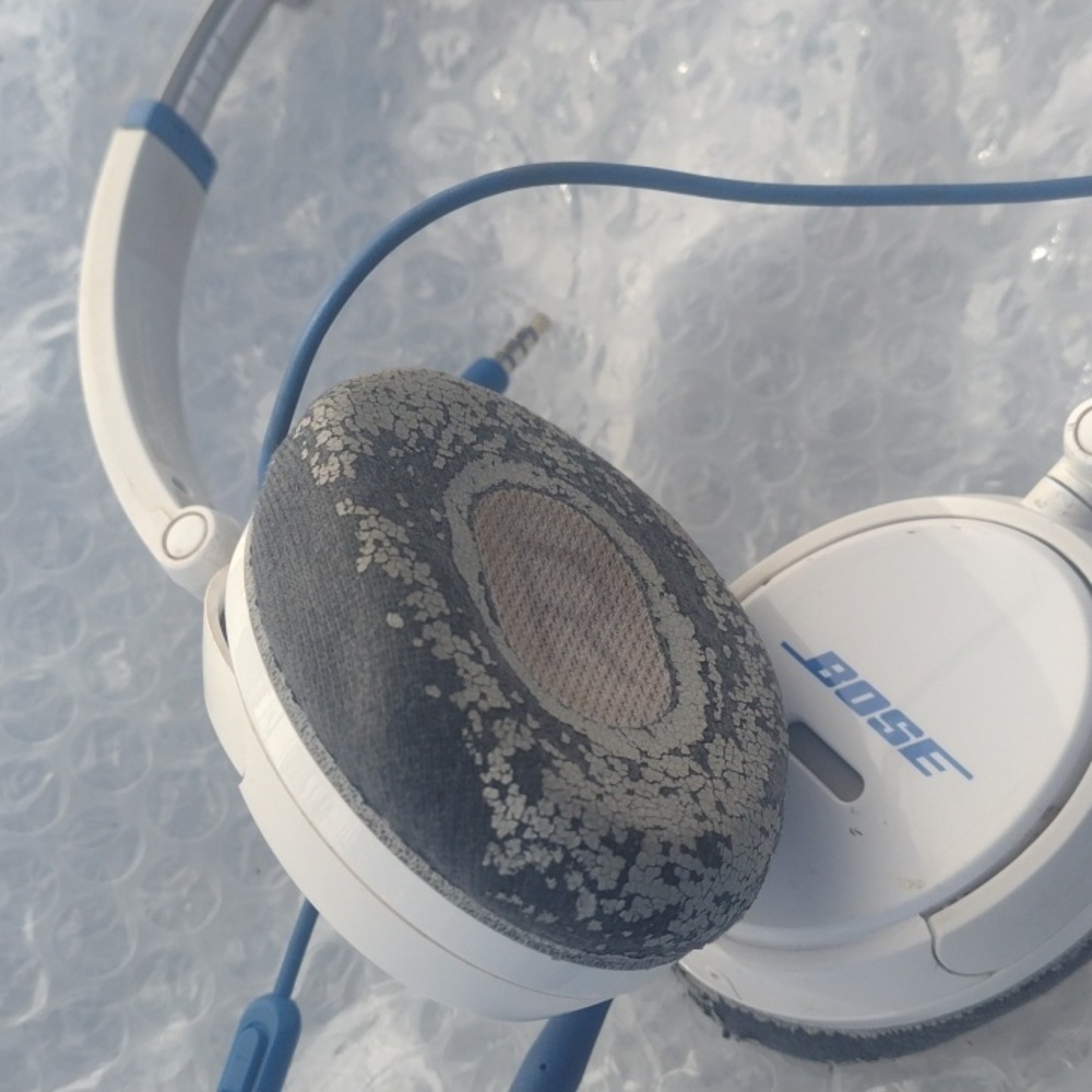 Bose White and Blue On Ear Headphones - Picture 3 of 3